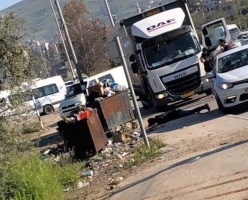 One of the settlers pointing his gun at Muhammad Abdel Fatah (on the ground), photo taken from https://www.wattan.tv/ar/news/279561.html
