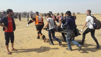 Evacuation of wounded by paramedics, east of Khuza'a, east of Khan Younis, Gaza Strip, 27 April 2018 (c) Al-Haq.