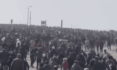 في استمرار لجريمة الإبادة: قصف مركز للأونروا وقتل السكان أثناء استلام مساعدات في رفح وغزة