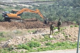 صورة لعملية الهدم لبركة لجمع المياه في منطقة الجفتلك  في الاغوار الشمالية