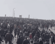 في استمرار لجريمة الإبادة: قصف مركز للأونروا وقتل السكان أثناء استلام مساعدات في رفح وغزة