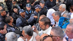 Palestinian Youths detained, beaten and banned from al-Aqsa Mosque by Israeli Intelligence