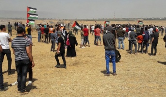 Palestinian protesters near the fence in Khuza’a, east of Khan Younis, 15 May 2019 (c) Al-Haq