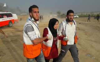 IOF injure and expose paramedics and medical staff to tear gas causing fainting and seizures during sixth Great Return March protests on Friday, 4 May 2018, east of Khuza’a, east of Khan Younis in the southern Gaza Strip – (c) Al-Haq 2018.