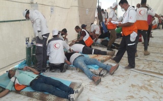 Paramedics and medical staff treat the wounded during the sixth Great Return March protests on Friday, 4 May 2018, east of Khuza’a, east of Khan Younis in the southern Gaza Strip – (c) Al-Haq 2018.