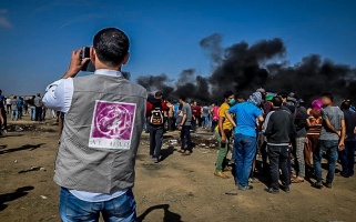 Al-Haq’s field researcher documents the seventh Great Return March protests, east of Khuza’a, east of Khan Younis, 11 May 2018 – Al-Haq (c) 2018.