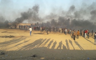Some 2,000 protesters gather east of Khuza’a, east of Khan Younis, as Great Return March continues on 15 May 2018, in commemoration of Nakba Day – Al-Haq (c) 2018.