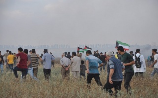 Palestinians protest during tenth Great Return March week on Friday, 1 June 2018, east of Khuza’a, east of Khan Younis, in the southern Gaza Strip – (c) Al-Haq 2018