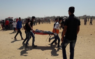 Paramedics transport injured protesters east of Khuza’a, east of Khan Younis, on 8 June 2018, during the 11th Great Return March protests – Al-Haq (c) 2018.