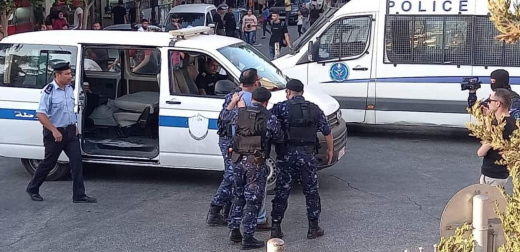 تدين مؤسسة الحق قيام الأجهزة الأمنية منع إقامة التجمع السلمي في مدينة رام الله واعتقال عدد من المشاركين/ات فيه