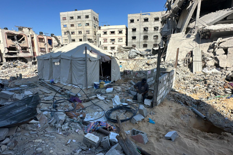 توقف عمل البلديات يهدد حياة سكان غزة ويفاقم الأوضاع الكارثية، مضيفا بعداً آخر لجرائم الاحتلال 