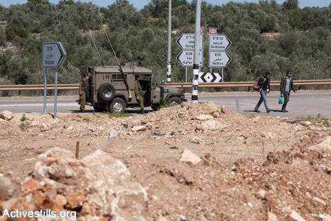 Israeli Soldiers Arbitrarily Arrest 19 Palestinians in ‘Azzoun