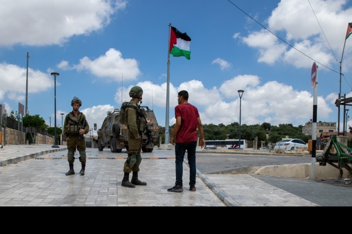 The Israeli Occupying Forces bar the entrances of Al-Baidar Square, during the settler incursion © Al-Haq 16 June 2021 5